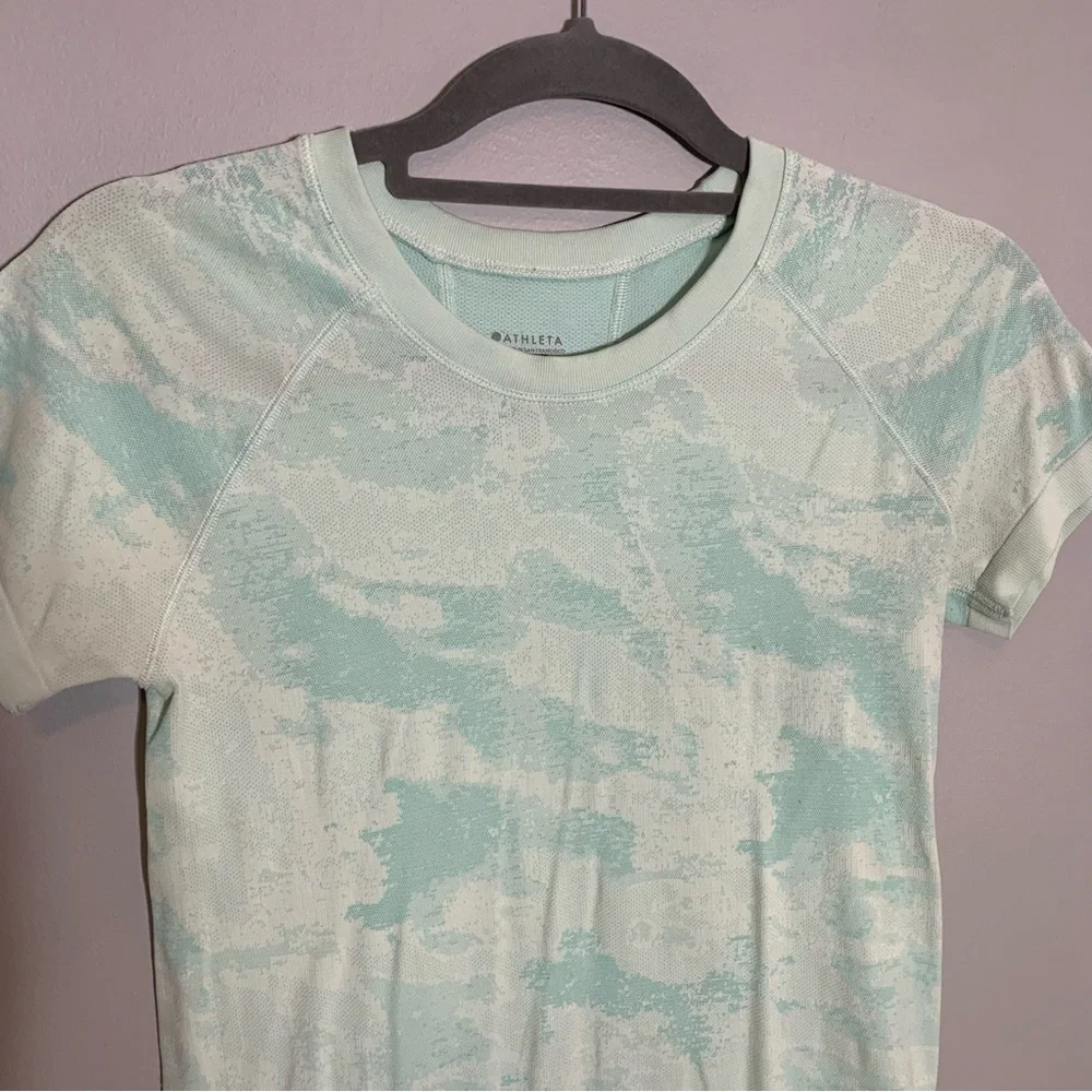 Athleta‎ Momentum Camo Tee Mint Green Seamless Short Sleeve Workout Shirt Small